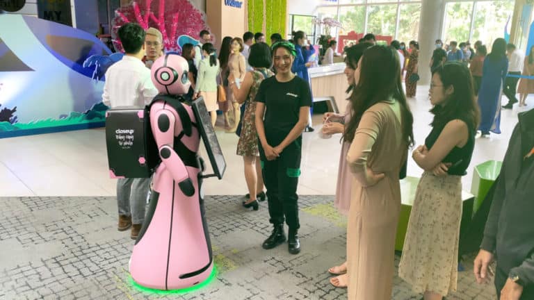 thuê robot quảng cáo.jpg