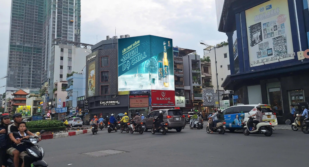 Billboard Vòng xoay Cống Quỳnh, Quận 1